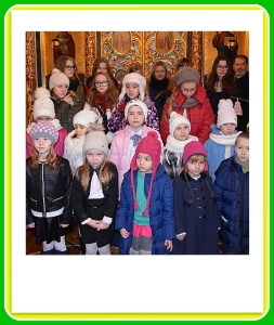 Ks.Jerzy Bogacewicz z dziećmi i młodzieżą